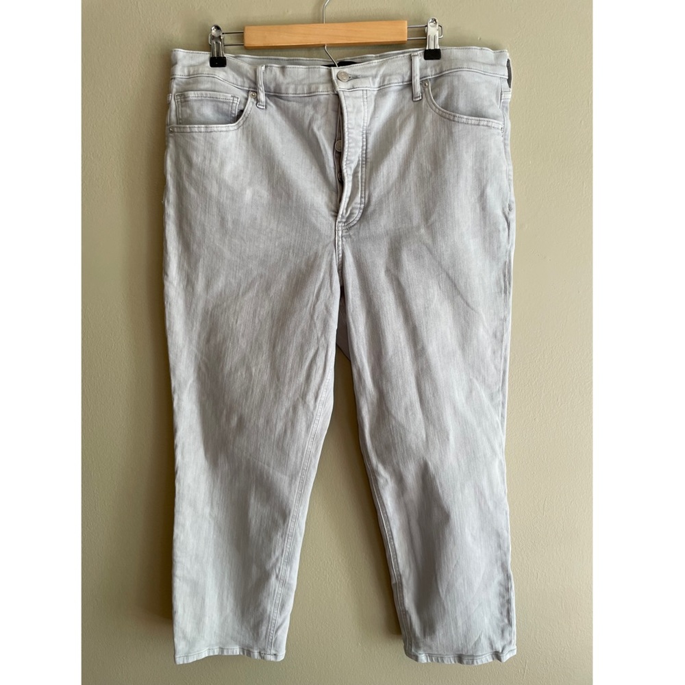 Button-fly mom jeans in light wash by express, size 16